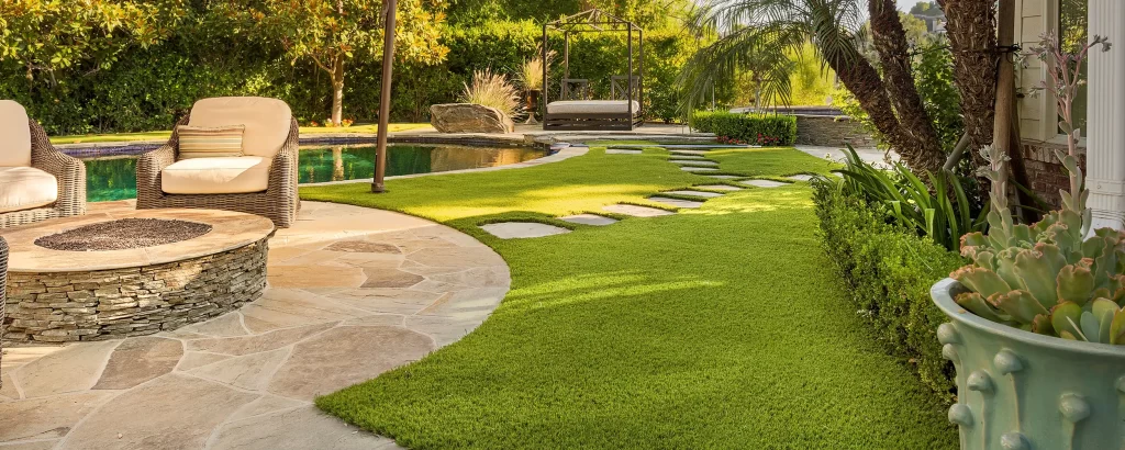 Artificial grass backyard installed by SYNLawn