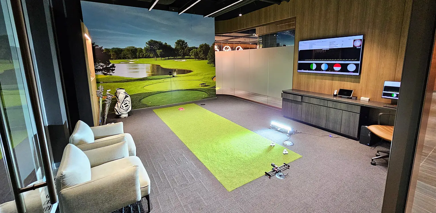Indoor golf simulator with SYNLawn artificial grass